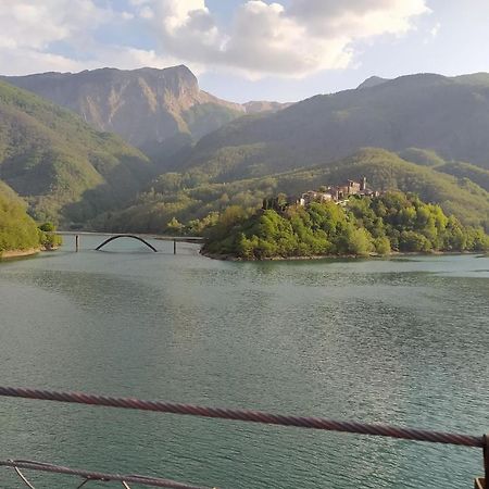 Casa Vacanze Al Colletto - Con Terrazza Panoramica In Centro Storico Vagli di Sotto Exterior foto